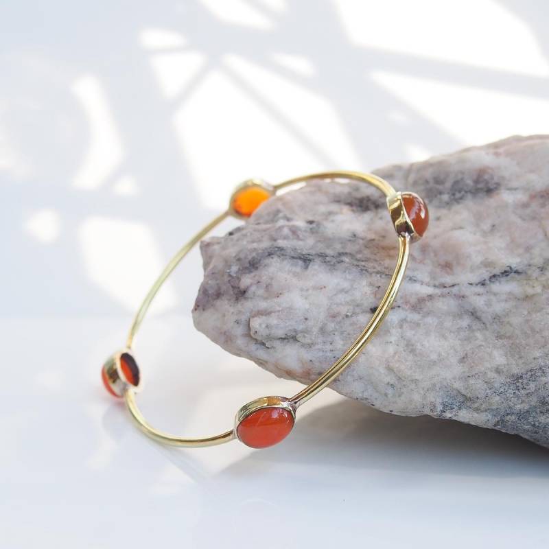 Armreif Aus Goldenem Messing Und 4 Cabochon-Karneolsteinen von ALEXBOKBIJOUX