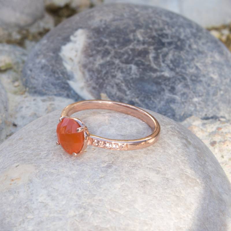 Damen-Solitärring Aus Rosévergoldetem Silber Und Rundem Karneol von ALEXBOKBIJOUX