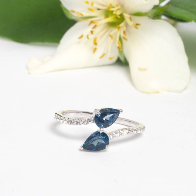 „Du Und Ich"-Ring Aus Rhodiniertem 925Er-Silber, Besetzt Mit Zwei Birnenförmigen Londoner Blautopasen von ALEXBOKBIJOUX