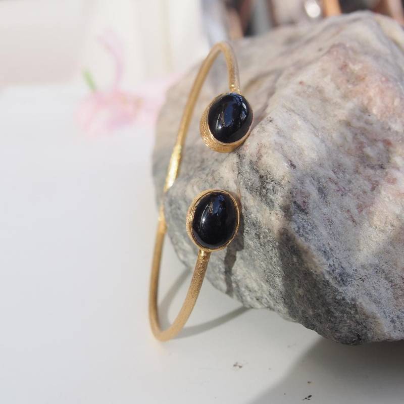Offener Armreif Aus Goldenem Silber, Besetzt Mit Zwei Onyx-Cabochons von ALEXBOKBIJOUX