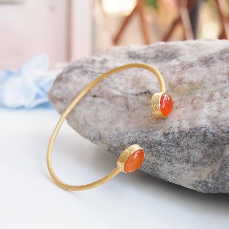 Offener Armreif Aus Vergoldetem Silber Und Cabochon-Karneol von ALEXBOKBIJOUX
