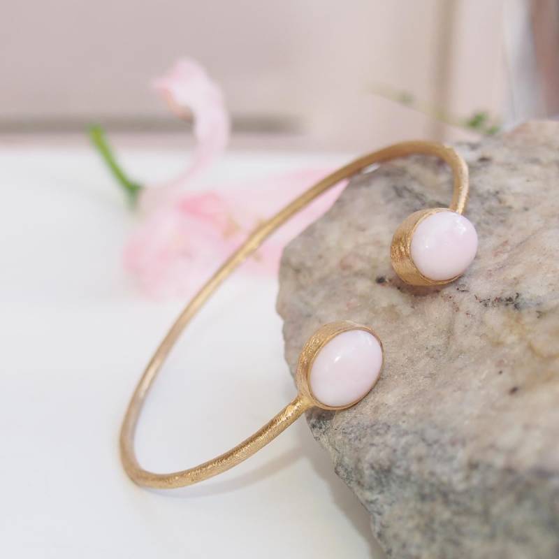 Offener Armreif Aus Vergoldetem Silber Und Ovalem Cabochon-Pink-Opal Offener Armreif Aus Vergoldetem Silber Und Ovalem Cabochon-Pink-Opal von ALEXBOKBIJOUX