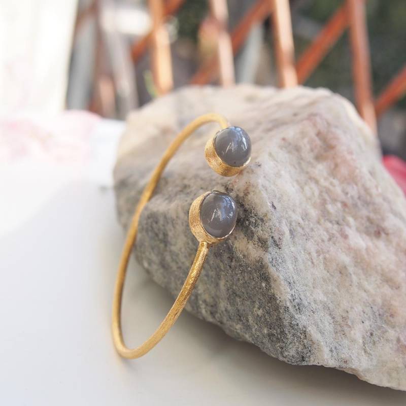 Offenes Armreif Aus Vergoldetem Silber Und Grauem Mondstein-Cabochon von ALEXBOKBIJOUX