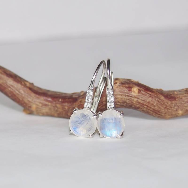 Rhodinierte 925Er Silber-Schlafohrringe, Besetzt Mit Kleinen Runden Mondsteinen von ALEXBOKBIJOUX