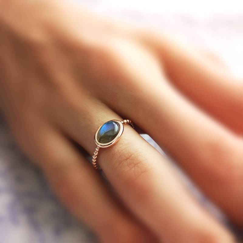 Roségoldener Silberring, Besetzt Mit Einem Kleinen Labradorit-Cabochon von ALEXBOKBIJOUX