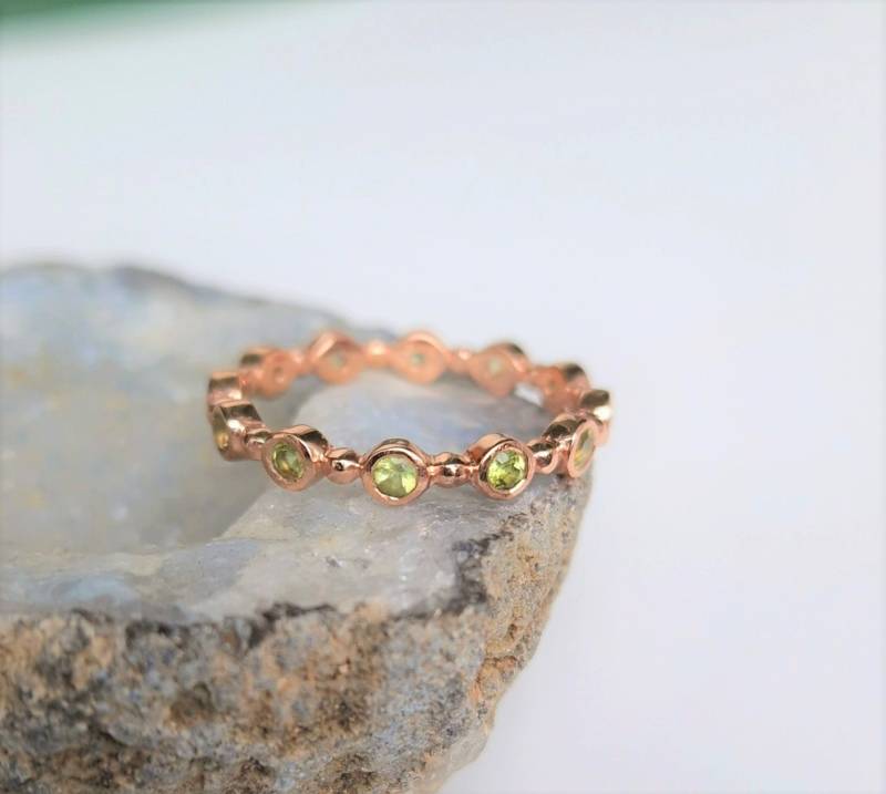 Roségoldener Silberring, Besetzt Mit Kleinen Peridots von ALEXBOKBIJOUX
