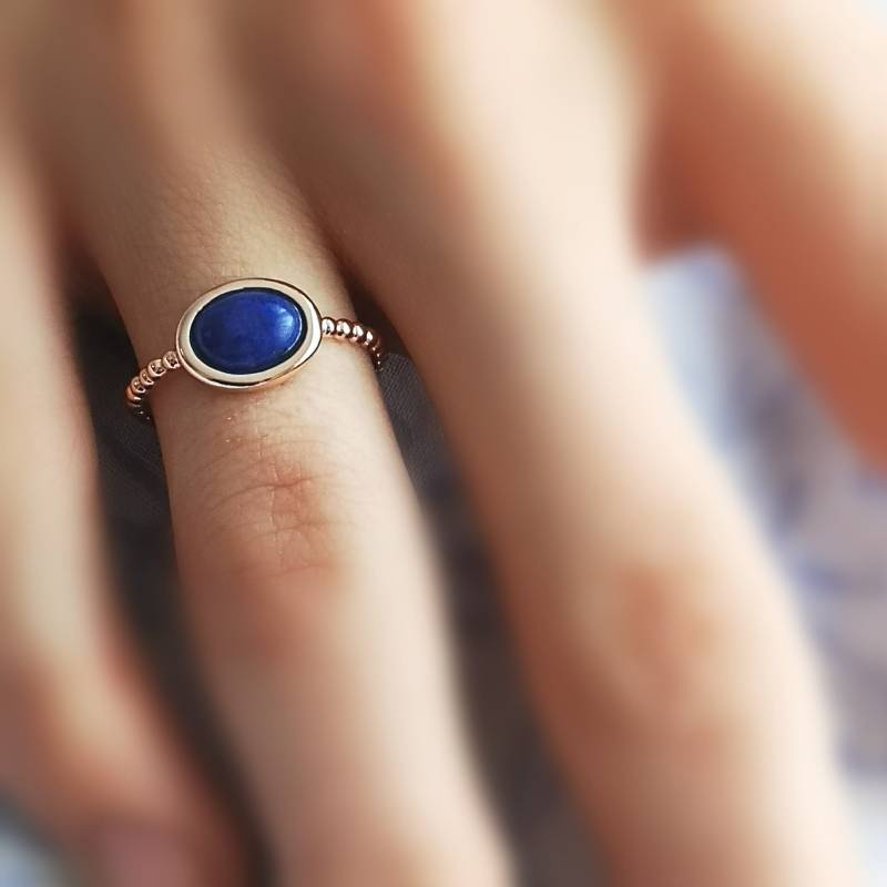 Rosévergoldeter Silberring Mit Einem Kleinen Lapislazuli-Cabochon von ALEXBOKBIJOUX