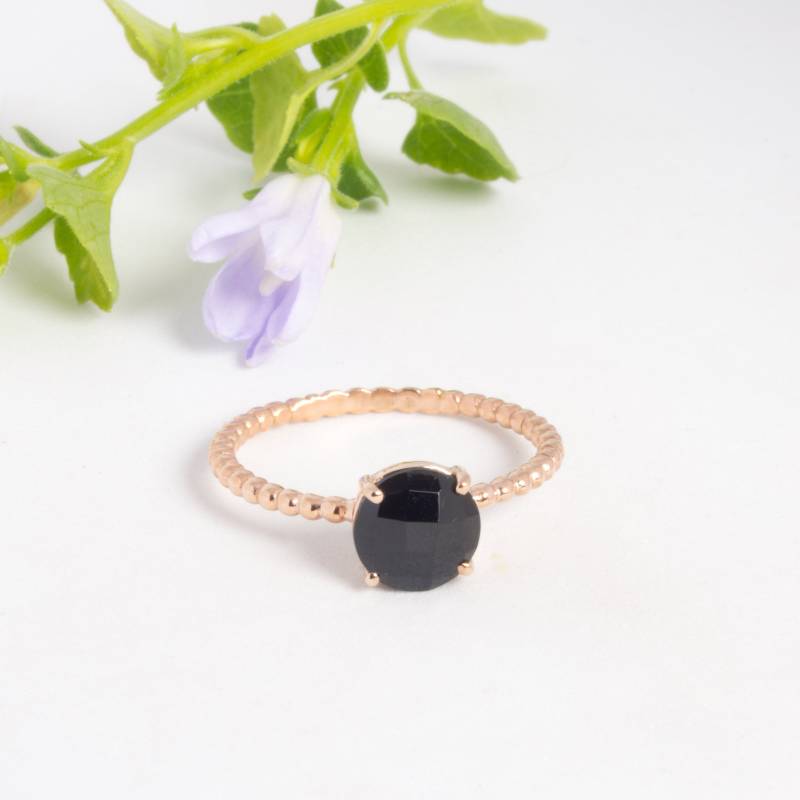 Rosévergoldeter Silberring Mit Rundem Schwarzem Spinell Im Briolette-Schliff von ALEXBOKBIJOUX