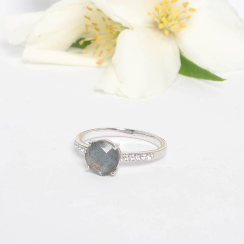 Solitärring Aus Rhodiniertem Silber Und Rundem Labradorit Im Briolette-Schliff von ALEXBOKBIJOUX