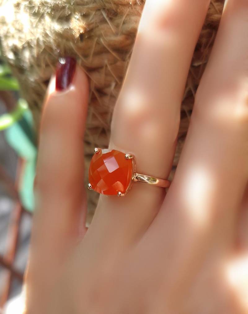 Solitärring Aus Rosévergoldetem Silber Mit Einem Karneol Im Kissenschliff von ALEXBOKBIJOUX