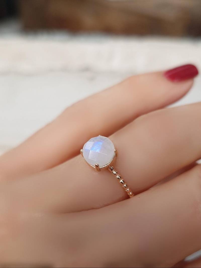 Solitärring Aus Rosévergoldetem Silber Und Rundem Mondstein Im Briolette-Schliff von ALEXBOKBIJOUX