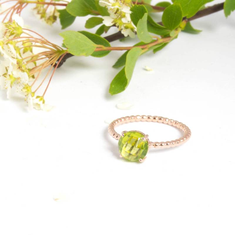 Solitärring Aus Rosévergoldetem Silber Und Rundem Peridot Im Briolette-Schliff von ALEXBOKBIJOUX