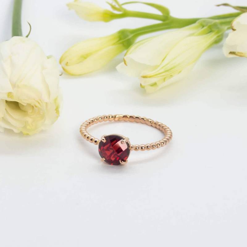 Solitärring Aus Rosévergoldetem Silber Und Rundem Rotem Granat Im Briolette-Schliff von ALEXBOKBIJOUX