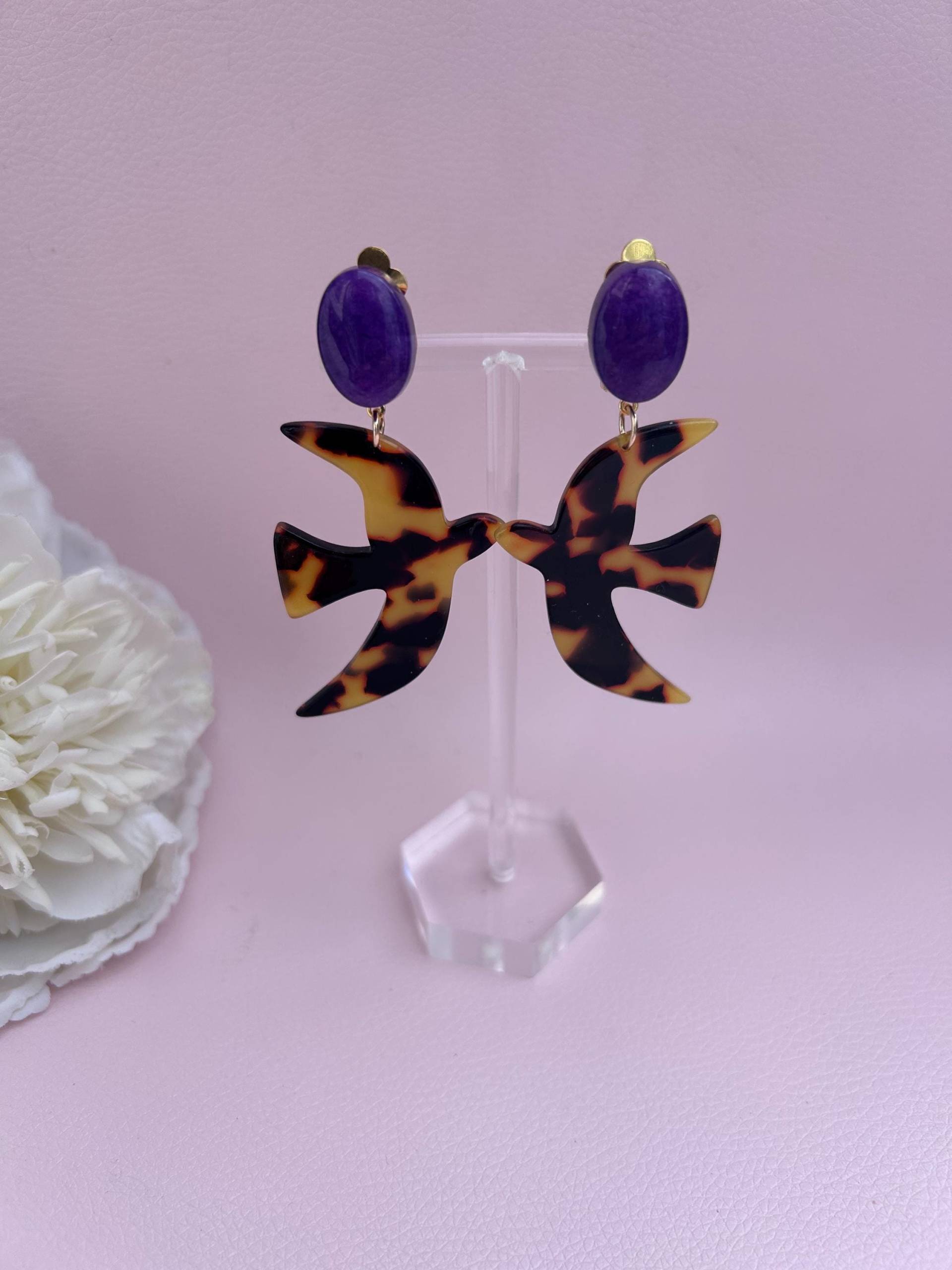 Ohrclips Vogel in Schildpatt-Optik Lilafarbenen Cabochons Aus Naturstein - Alice Goes Countryside Ohrclips Vogel in Schildpatt-Optik Lilafarbenen Cabochons Aus Naturstein - Alice Goes Countryside von ALICELIKESPINK
