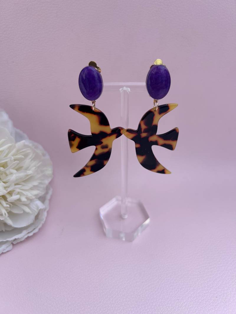 Ohrclips Vogel in Schildpatt-Optik Lilafarbenen Cabochons Aus Naturstein - Alice Goes Countryside von ALICELIKESPINK