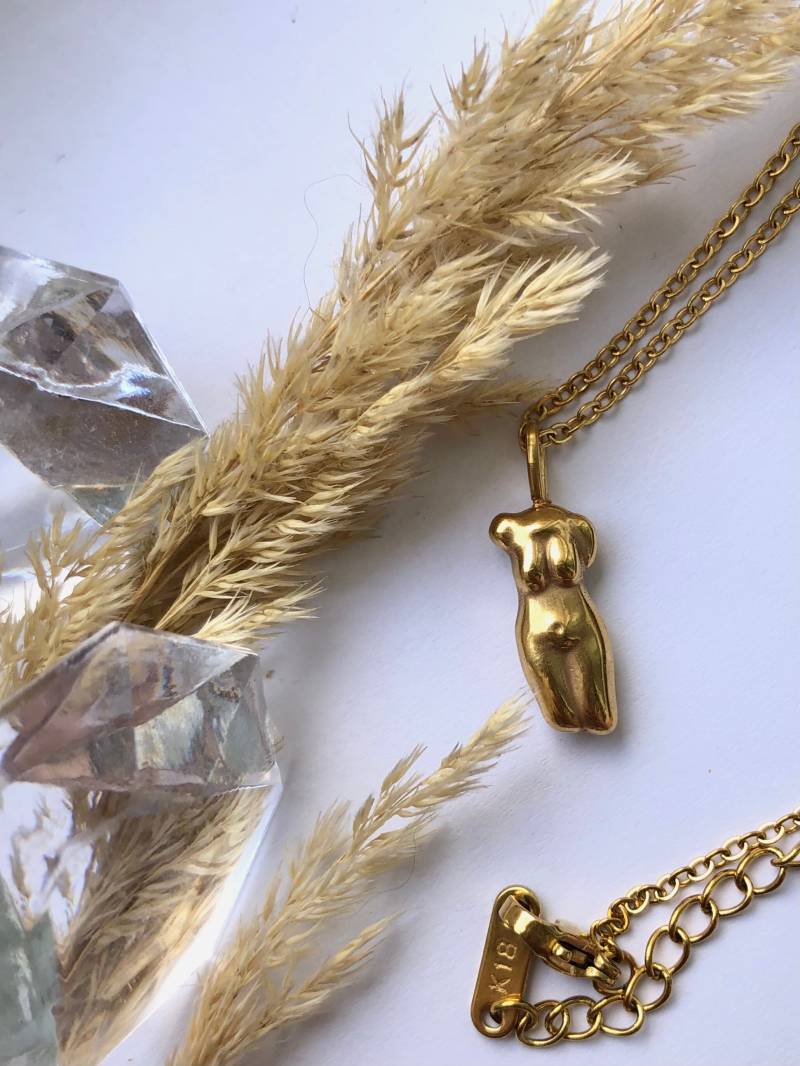 18K Gold Überzogene Goldene Göttin-Skulptur-Weiblicher Körper-Charme-Halskette, Wasserdichtes Edelstahl-Gold Überzogenes Wasserdicht von ALLACCESSWONDER
