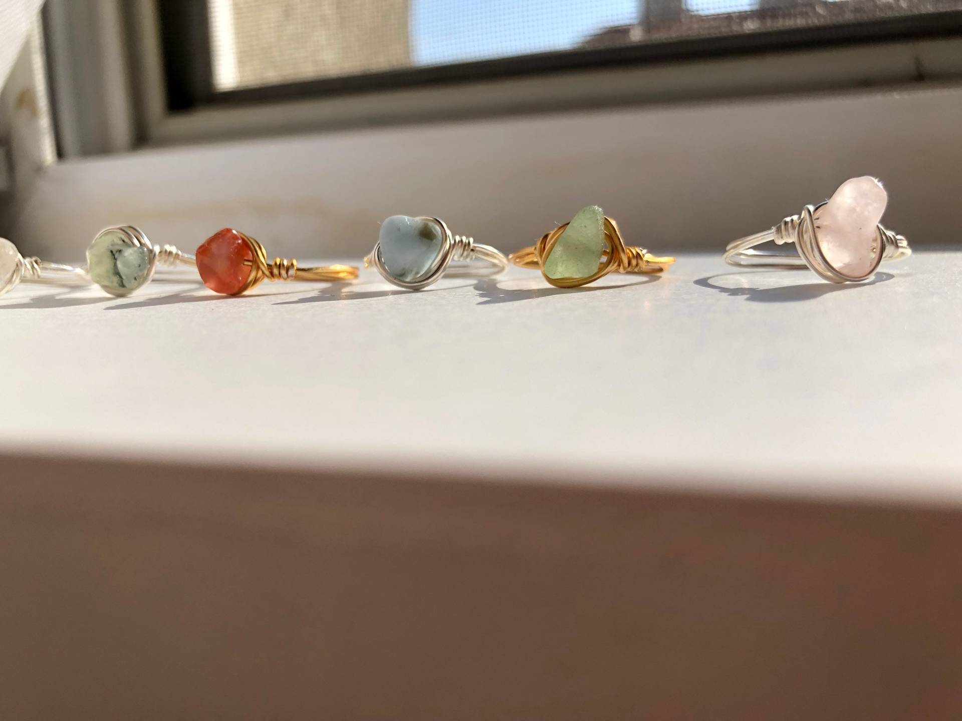 Silber Überzogener Unregelmäßiger Naturstein Handgemachter Kupferdraht Gewickelter Edelstein-Ring Silber Überzogener Unregelmäßiger Naturstein Handgemachter Kupferdraht Gewickelter Edelstein-Ring von ALLACCESSWONDER