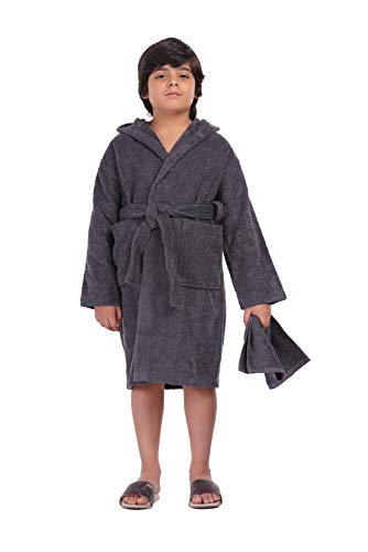 ALLEN & MATE 100% BAUMWOLLE Kinderbademantel mit Kapuze aus – 380 g/m², Sicherheitszertifiziert, Weicher, Leichter und Saugfähiger Bademantel für Jungen und Mädchen (8-9 Jahre, Holzkohle) von ALLEN & MATE