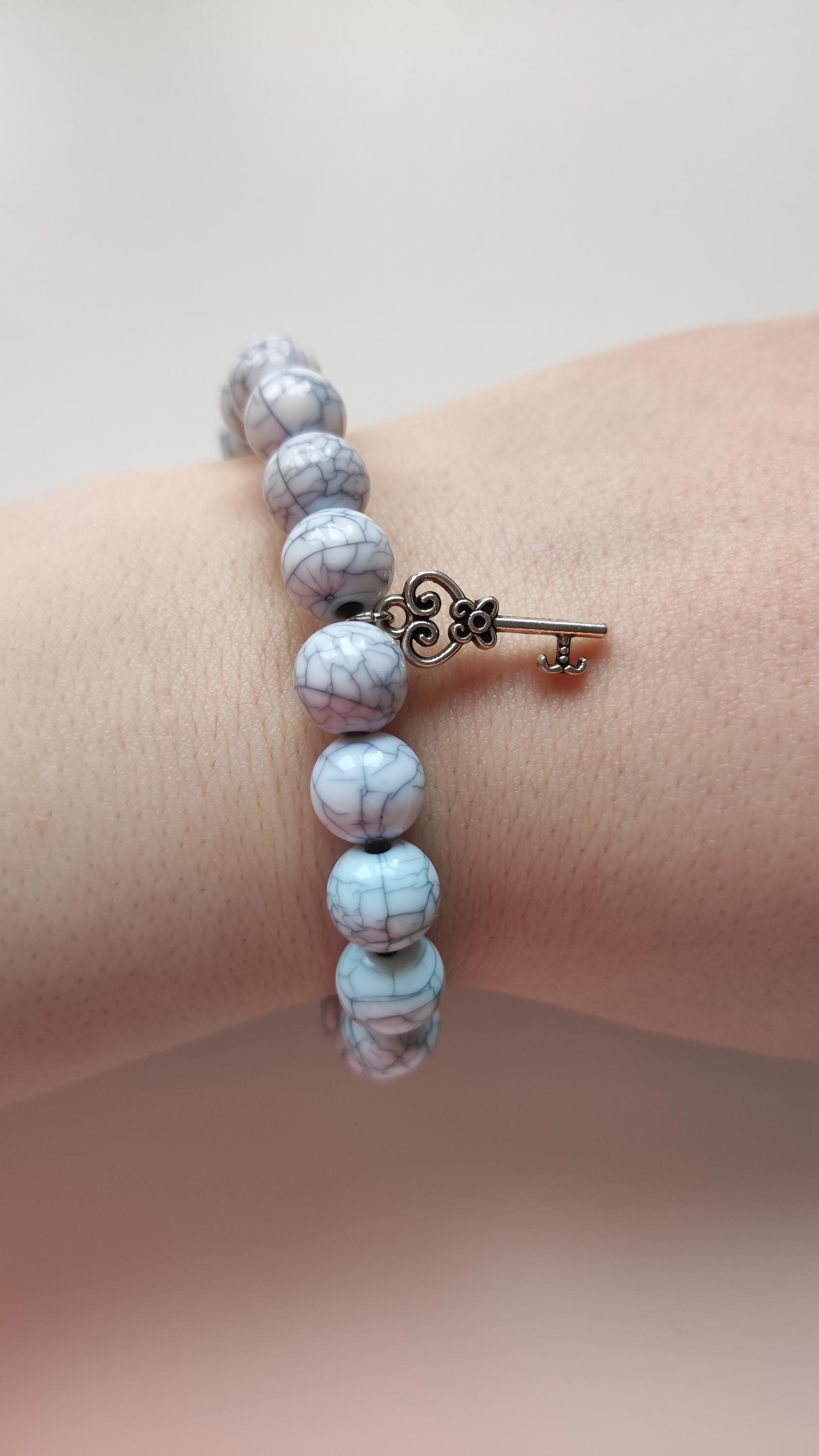 Graues Charm-Perlenarmband Mit Schlüssel von ALLIESHANDMADEJEWEL