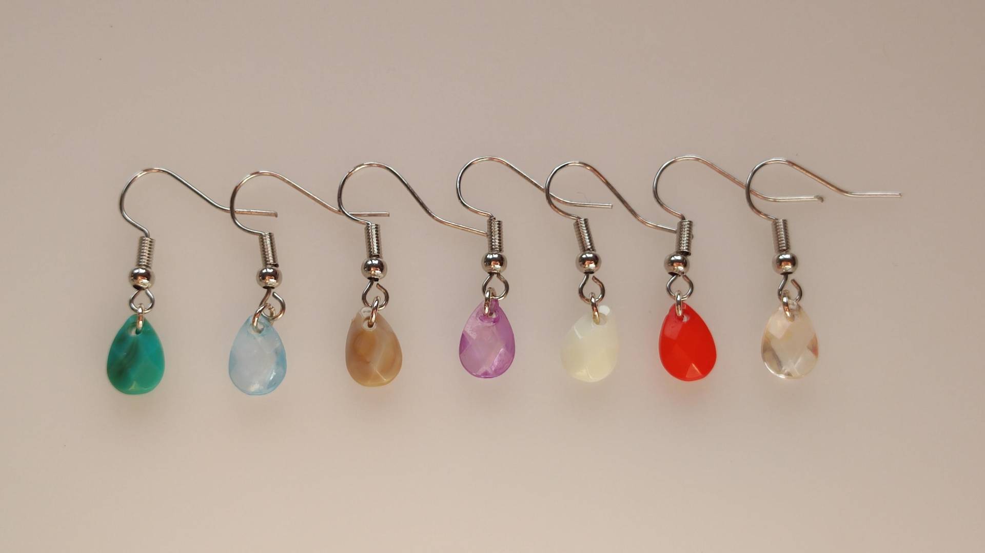 Ohrringe Mit Farbigen Tropfensteinen von ALLIESHANDMADEJEWEL