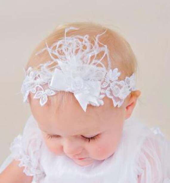 Baby-Weiße Blumen-Spitzen-stirnband Mit Feder-Detail von ALLIEWADE