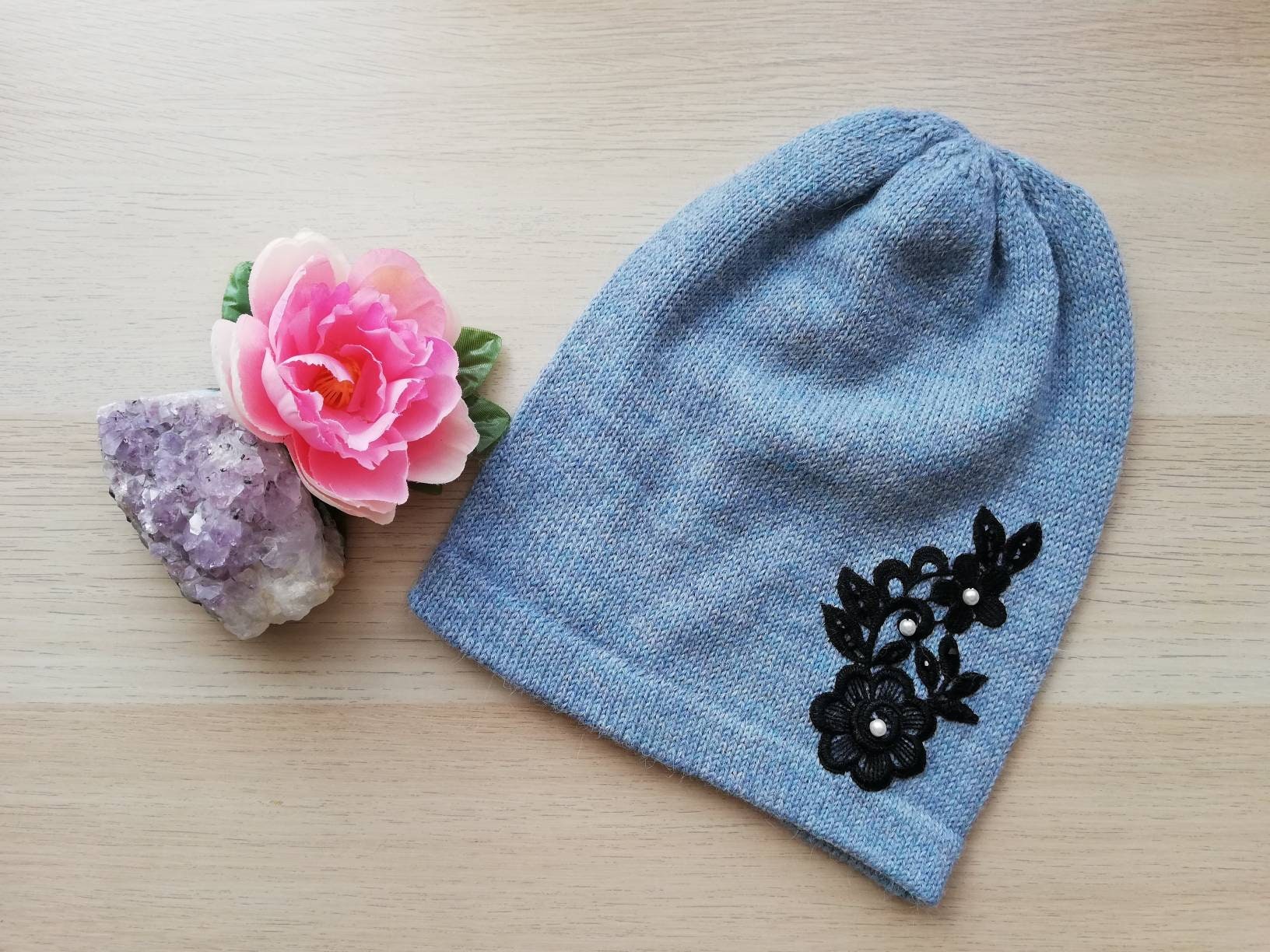 Hell Jeans Farbene Mütze Mit Schwarzer Blütenspitze & Weißen Perlen Gestrickte Beanie Wolle Alpaka Totenkopf Weihnachten Geschenk Für Sie von ALMITAhandmade