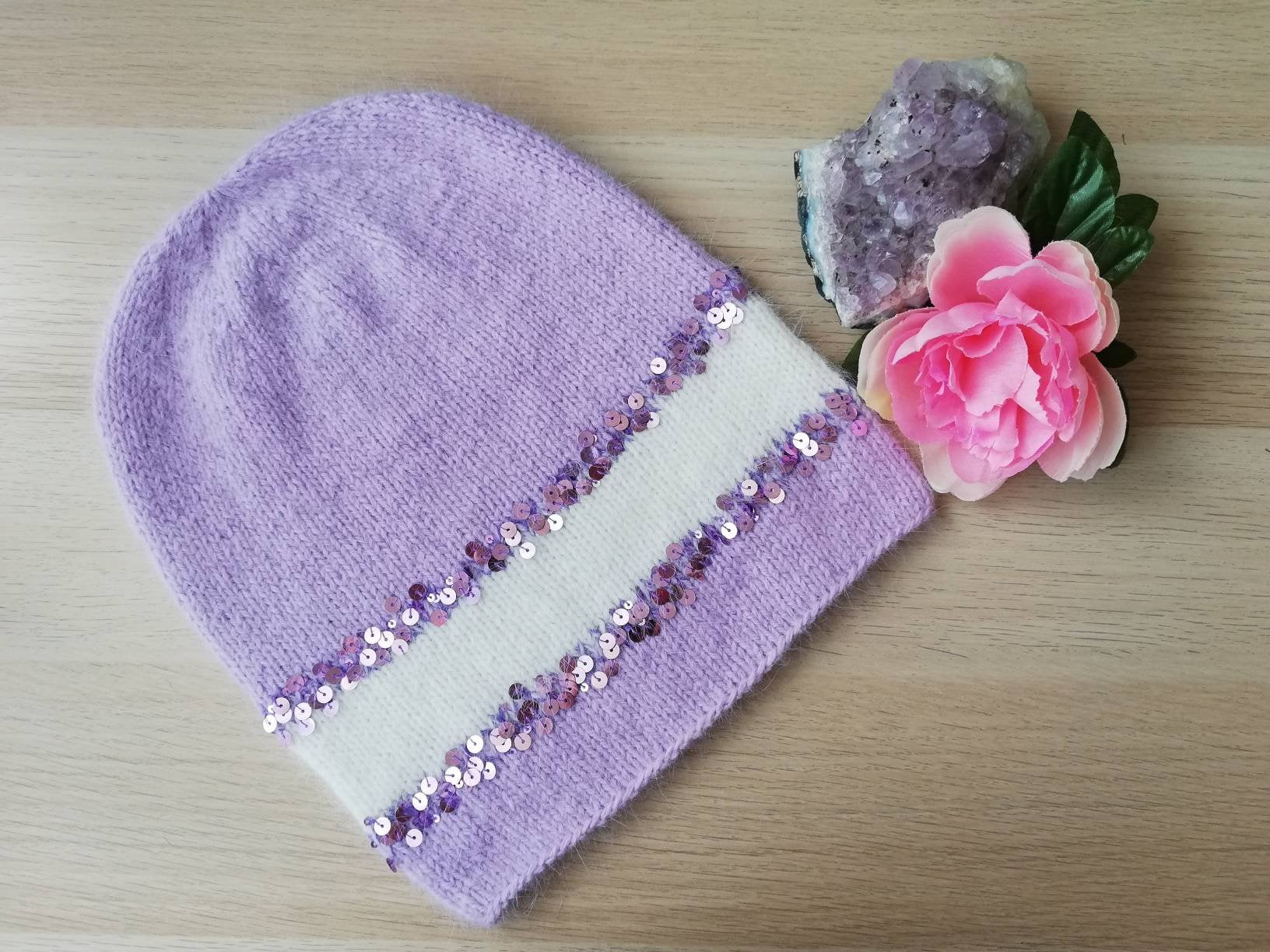 Hell Lila & Weiß Farbe Mütze Sehr Weich Und Warm Beanie Nerz Wolle Mit Pailletten Hand Gestrickte Weich Flauschig Warm Gemütlich von ALMITAhandmade