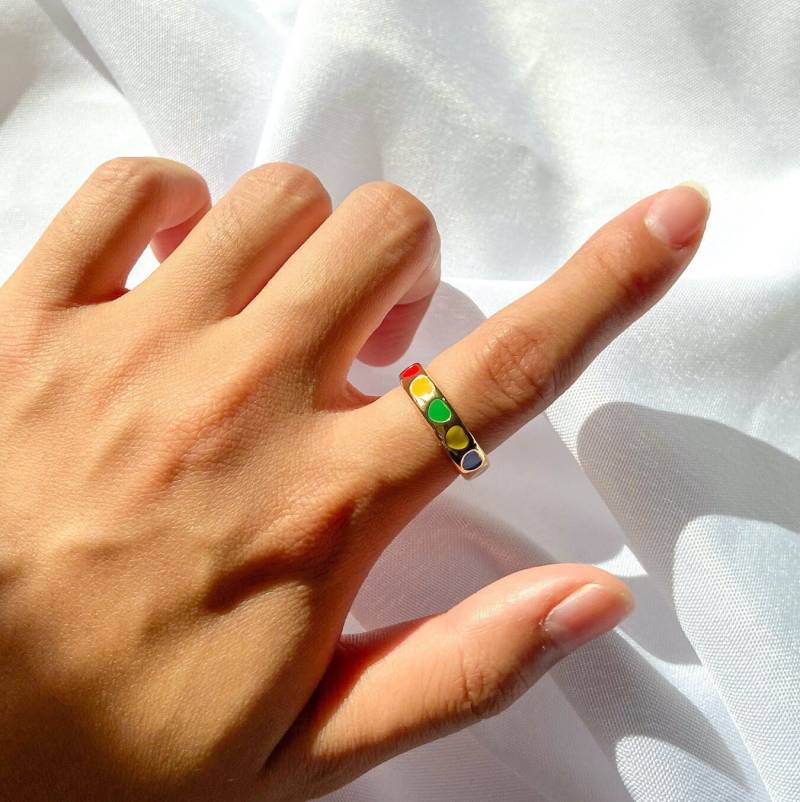 Wasserdichter Regenbogen-Ring 18K Gold Überzogener Nicht Anlaufender Stapelring, Regenbogen-Email-Ring, Zierliche Minimale von ALYSIUMco