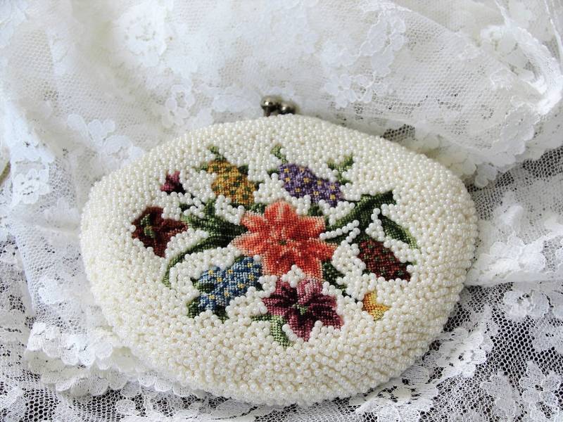 Wunderschöne 1950Er Jahre Glasperlen Und Petit Point Abendtasche, Üppige Weiße Glasperlen, Florale Handarbeiten Sammler Geldbörsen, Brauthandtasche von ALadiesShop