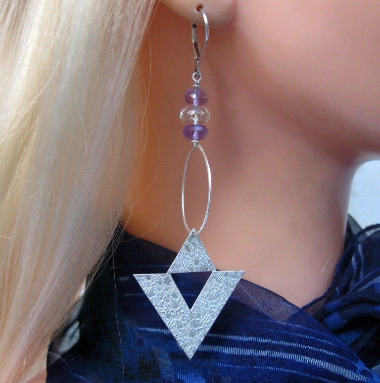 Chevron Hoop Ohrringe - Silber, Gehämmert, Draht, Amethyst Metal Work von AListDesigns