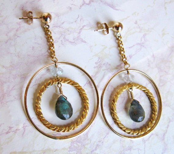 Der Labradorit Hoop Ohrringe-Aquamarin, Gold Gefüllt Der Labradorit Hoop Ohrringe-Aquamarin, Gold Gefüllt von AListDesigns
