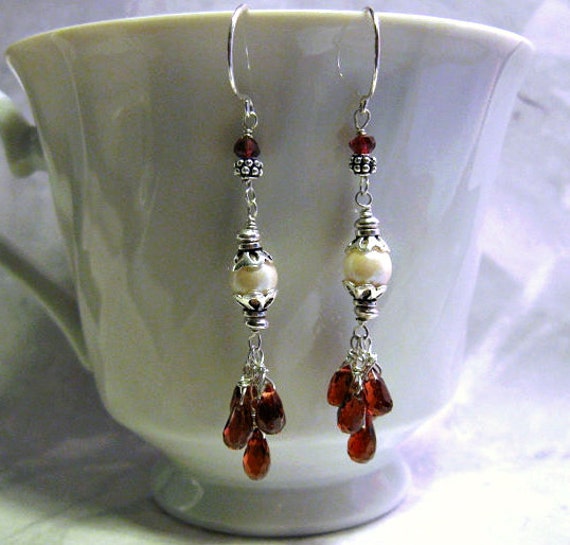 Granat-Cluster-Ohrringe Mit Perlen in Silber von AListDesigns