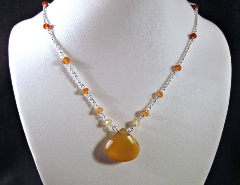 Honig-Chalzedon-Halskette Mit Hessonit-Granat in Silberfassung von AListDesigns