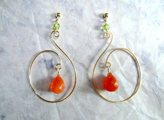 Karneol Peridot Ohrringe - Wirbel-Design, Gehämmert Draht, Gefüllt von AListDesigns