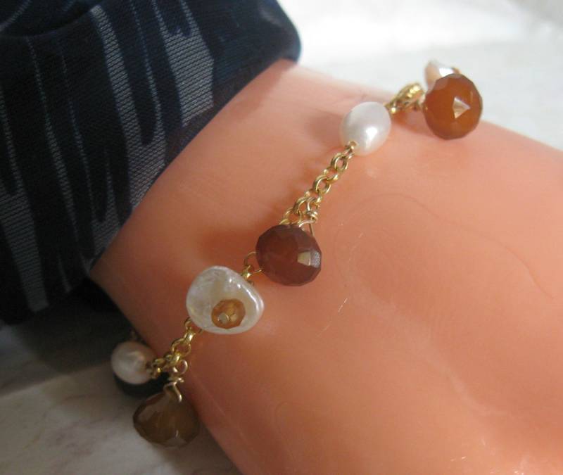 Keshi Bloom Design - Charm Armband Mit Perle, Chalcedon & Hessonit Granat, Gold Gefüllt von AListDesigns