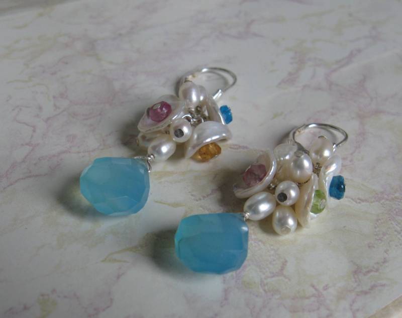Keshi Bloom Design-Ohrringe, Perlen-Cluster, Chalcedon, Peridot, Apatit, Rosa Topas, Hessonit Granat, Silber von AListDesigns