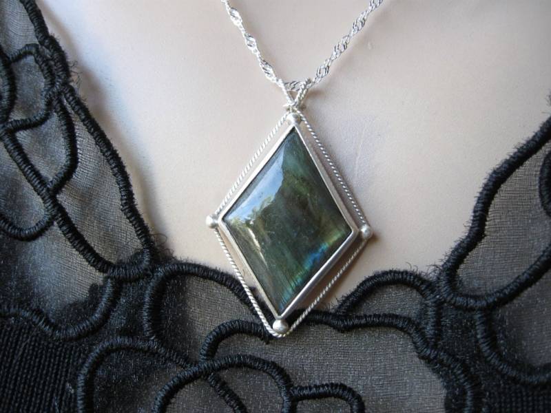 Labradorit Halskette - Metall Arbeit Labradorit Halskette - Metall Arbeit von AListDesigns