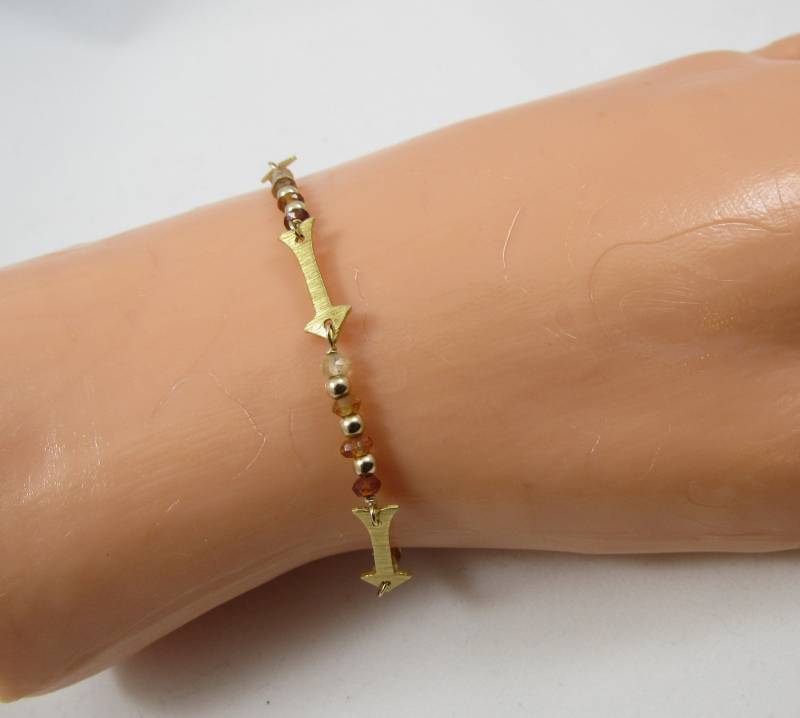 Pfeil Granat Armband - Gold Gefüllt Mit Edelsteinen Pfeil Granat Armband - Gold Gefüllt Mit Edelsteinen von AListDesigns