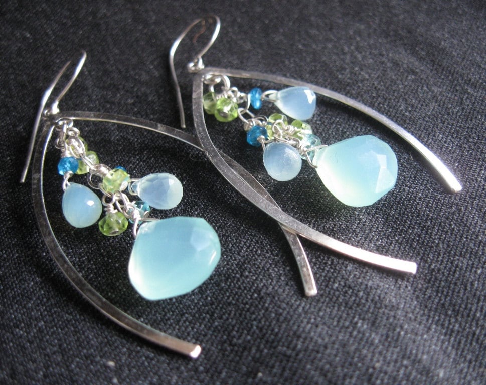Querlenker Cluster Ohrringe - Chalcedon, Peridot, Apatit, Silber von AListDesigns