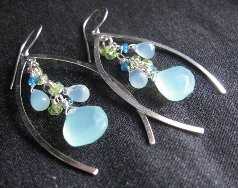 Querlenker Cluster Ohrringe - Chalcedon, Peridot, Apatit, Silber von AListDesigns