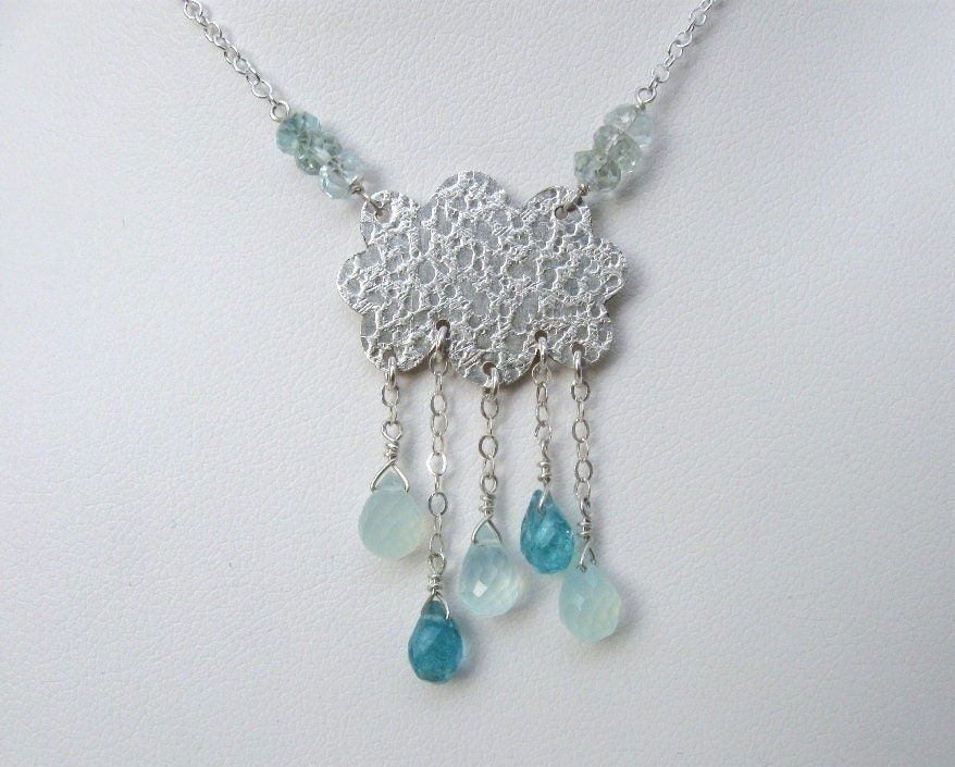 Silver Cloud-Collier Mit Edelstein Raindrops - Metallarbeiten, Aqua Chalzedon, Apatit, Aquamarin von AListDesigns