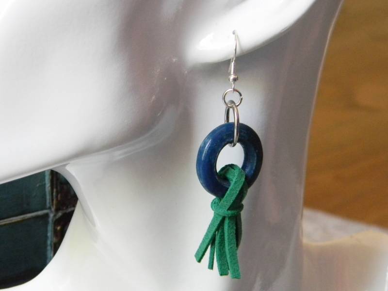 Handgemachter Holzschmuck-Holz Und Leder Geschenke-Grüne Wildleder Ohrringe-Blaue Holz Ohrringe-Einzigartige Baumeln Ohrringe-Fun Stocking Stuffers von ALittleBittaFancy
