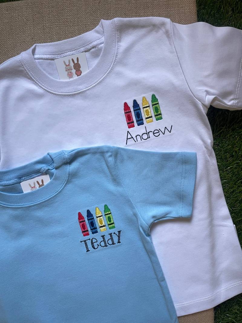 Personalisierte Crayon Bestickt Back To School Shirt von ALittleHunnyBunny