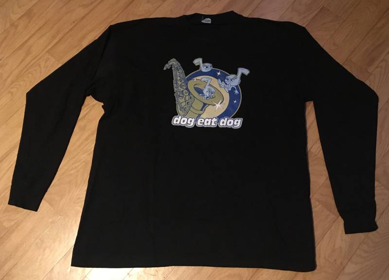 Vintage Dog Eat Schwarz Langarm-Shirt Vintage Dog Eat Schwarz Langarm-Shirt von AMANDALXXXIV