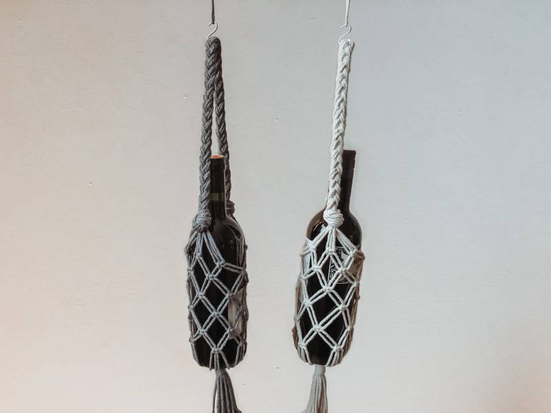 Makramee Weinflaschenhalter ‚Carina' // Handgemachte Flaschentaschen von AMANOat