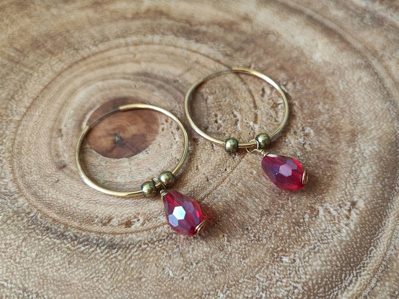 Creolen Mit Anhänger Rote Facettierte Glasperlen - Modeschmuck Ohrringe, Klemmbarer Verschluss, Boho von AMANOgioielleria