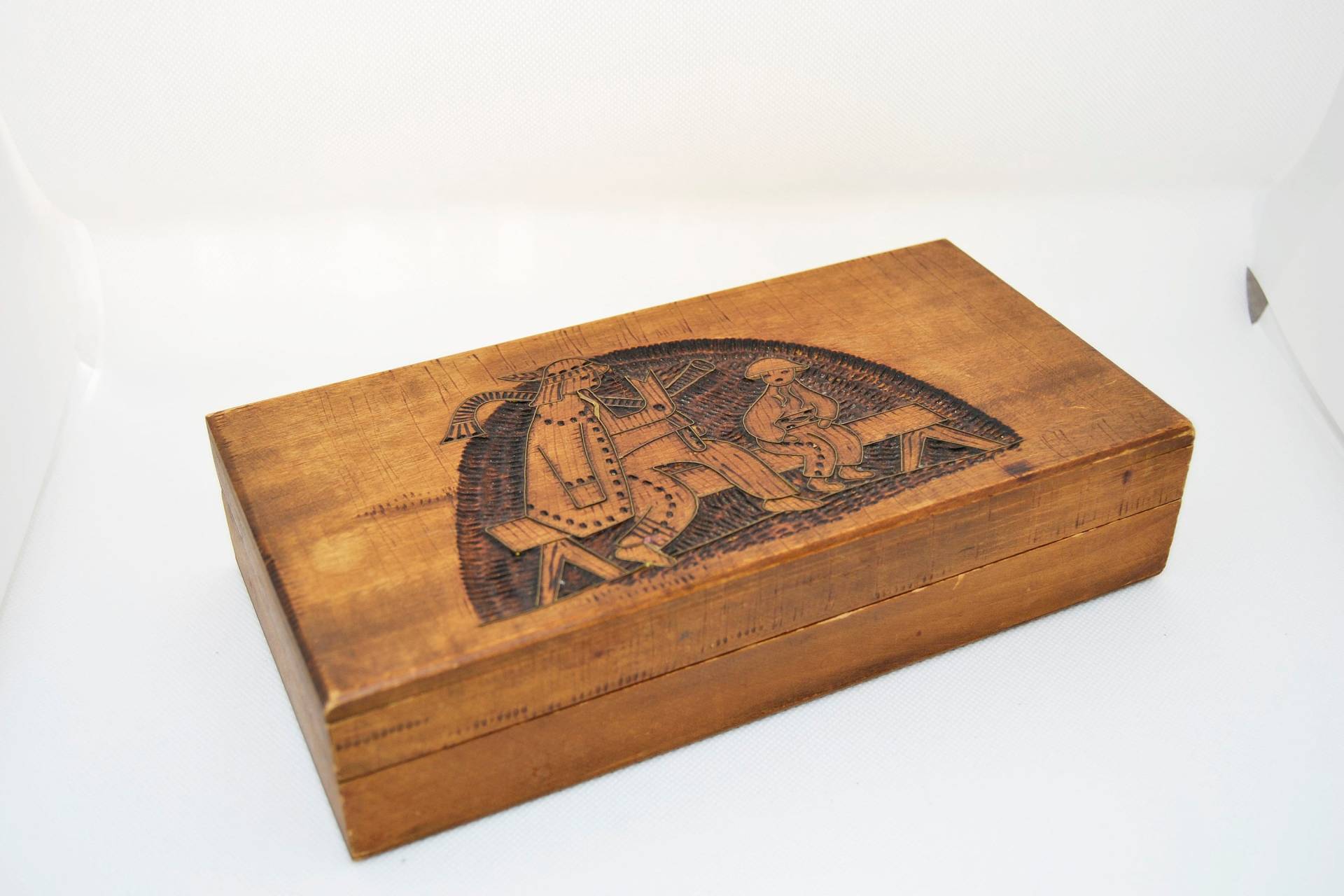 Handgefertigte Gravierte Holzkiste Vintage Volkskunst Juwelier von AMAPOLAvintageFinds