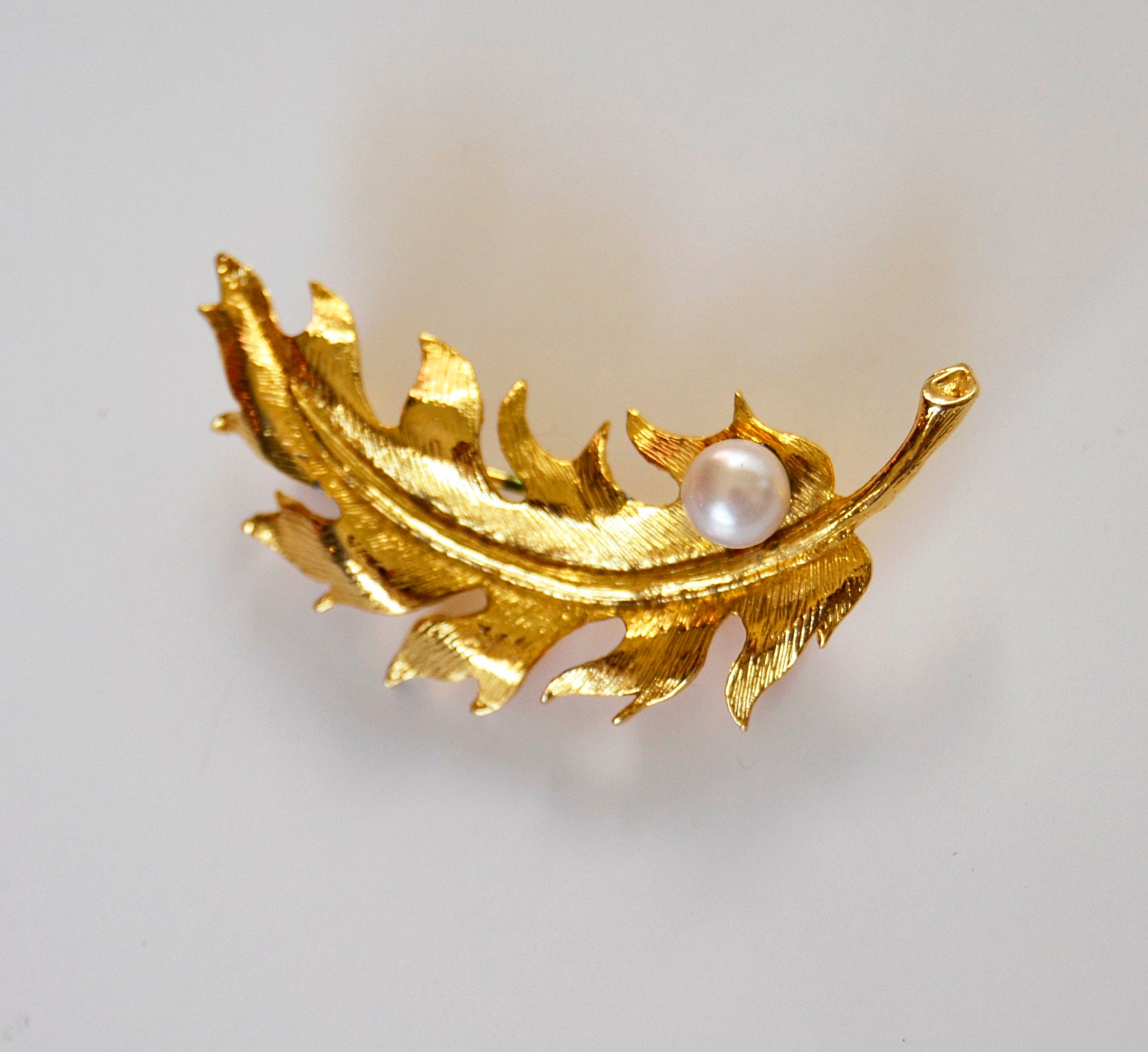 Vintage-Gold-Ton-Blatt-Brosche Mit Perlenakzent von AMAPOLAvintageFinds