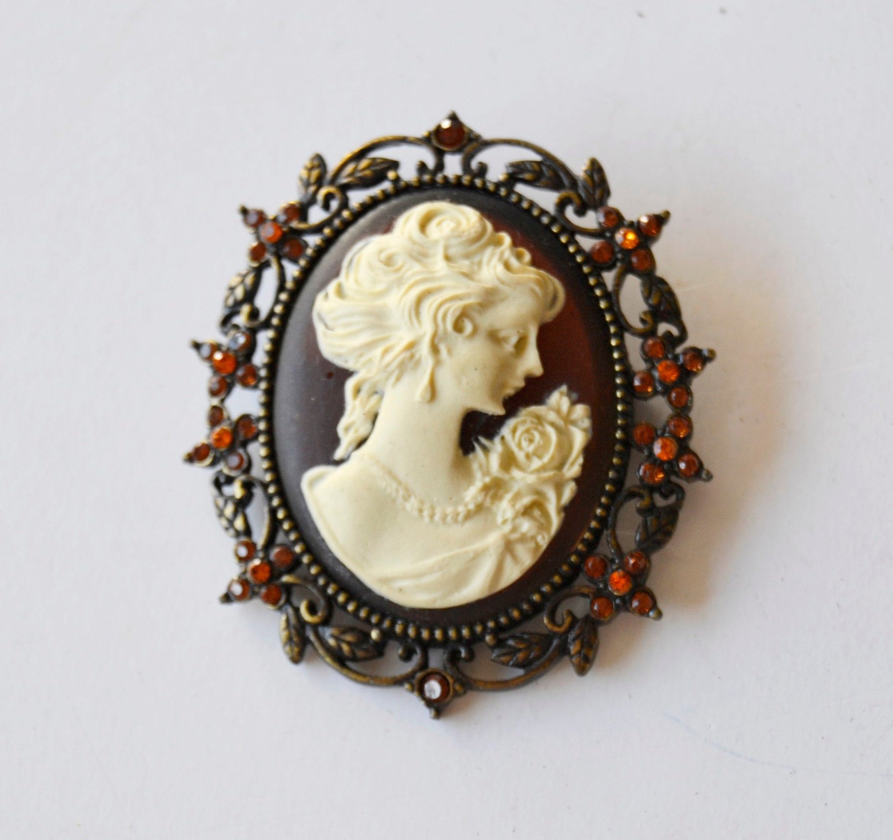Vintage Cameo Brosche Ovale Portrait Brosche Mit Strass von AMAPOLAvintageFinds