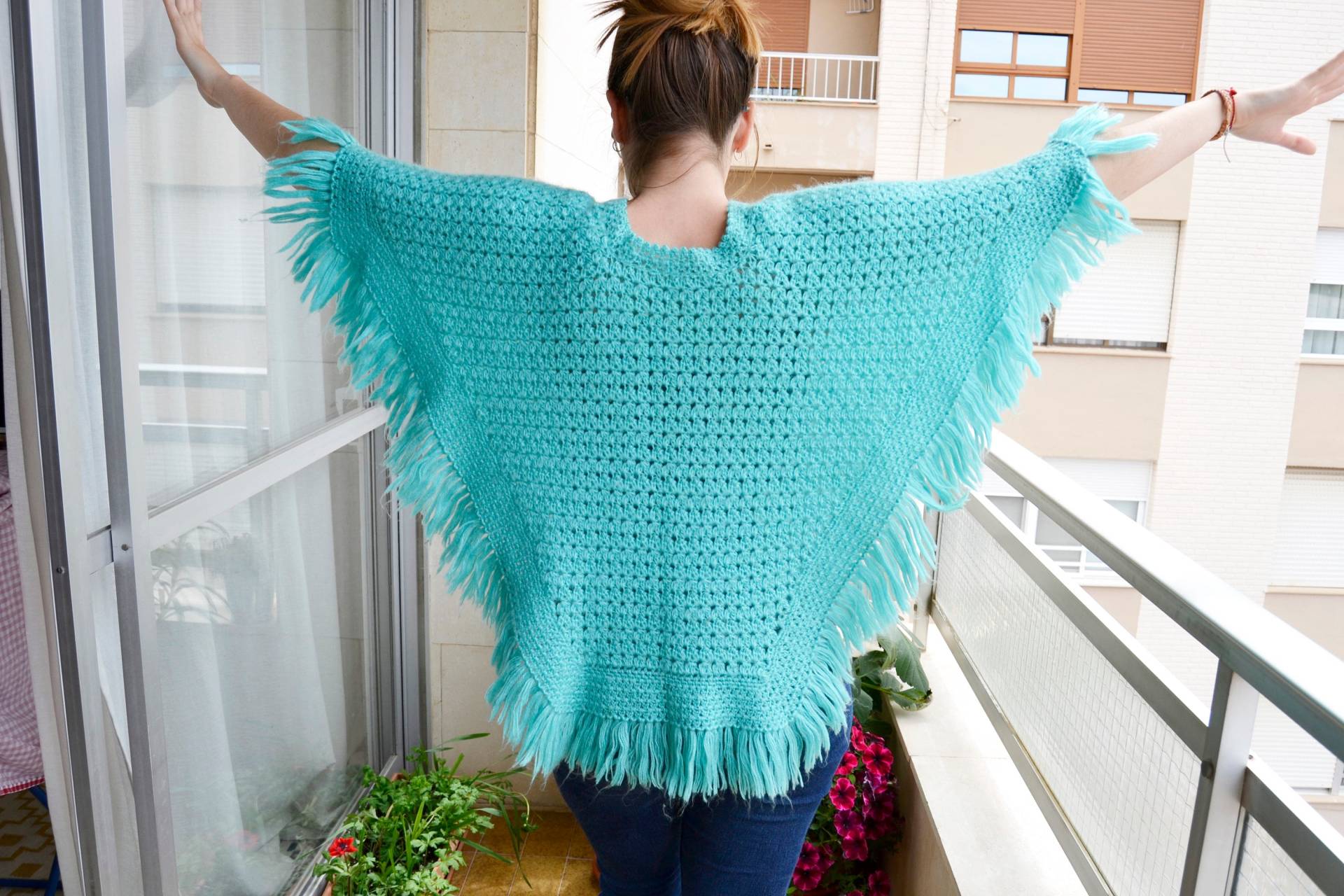 Handgemachter Häkel Poncho Blauer Vintage Fransen Mantel von AMAPOLAvintageFinds